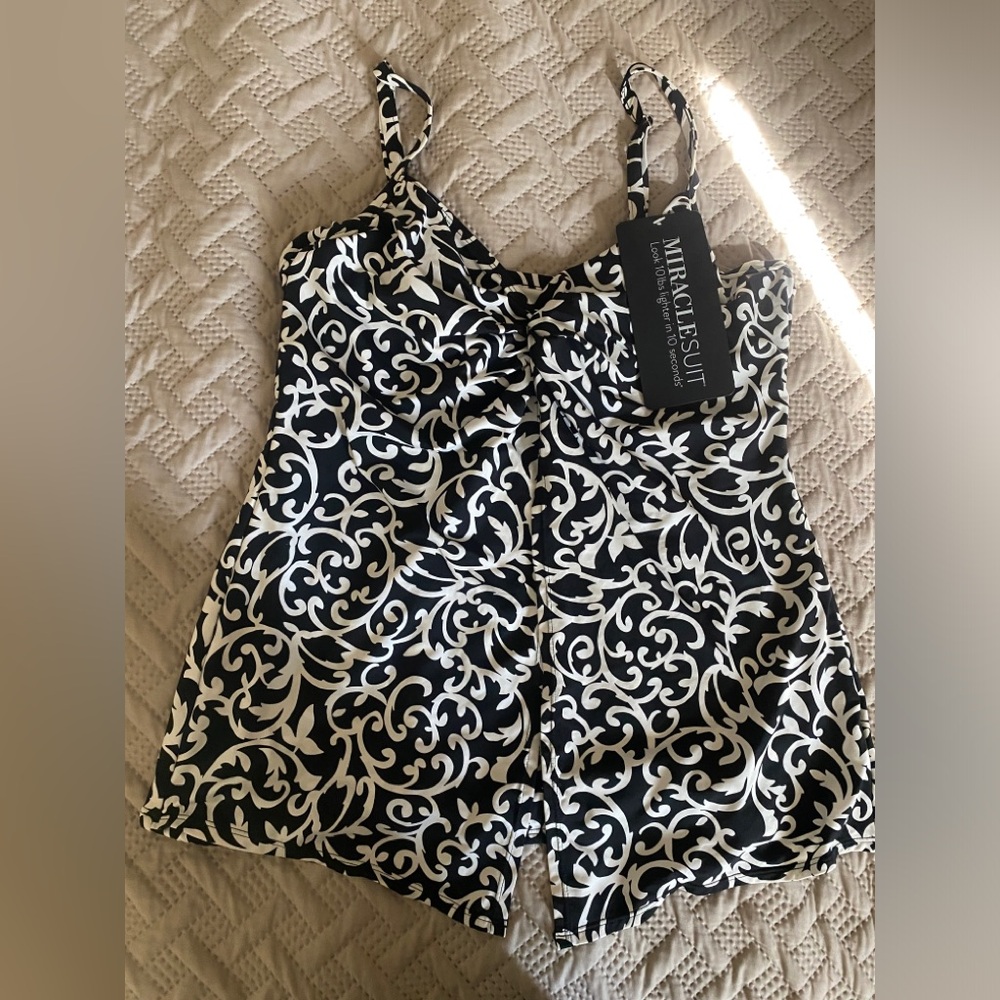 Miraclesuit Black and White Women's SwimTop Size 16